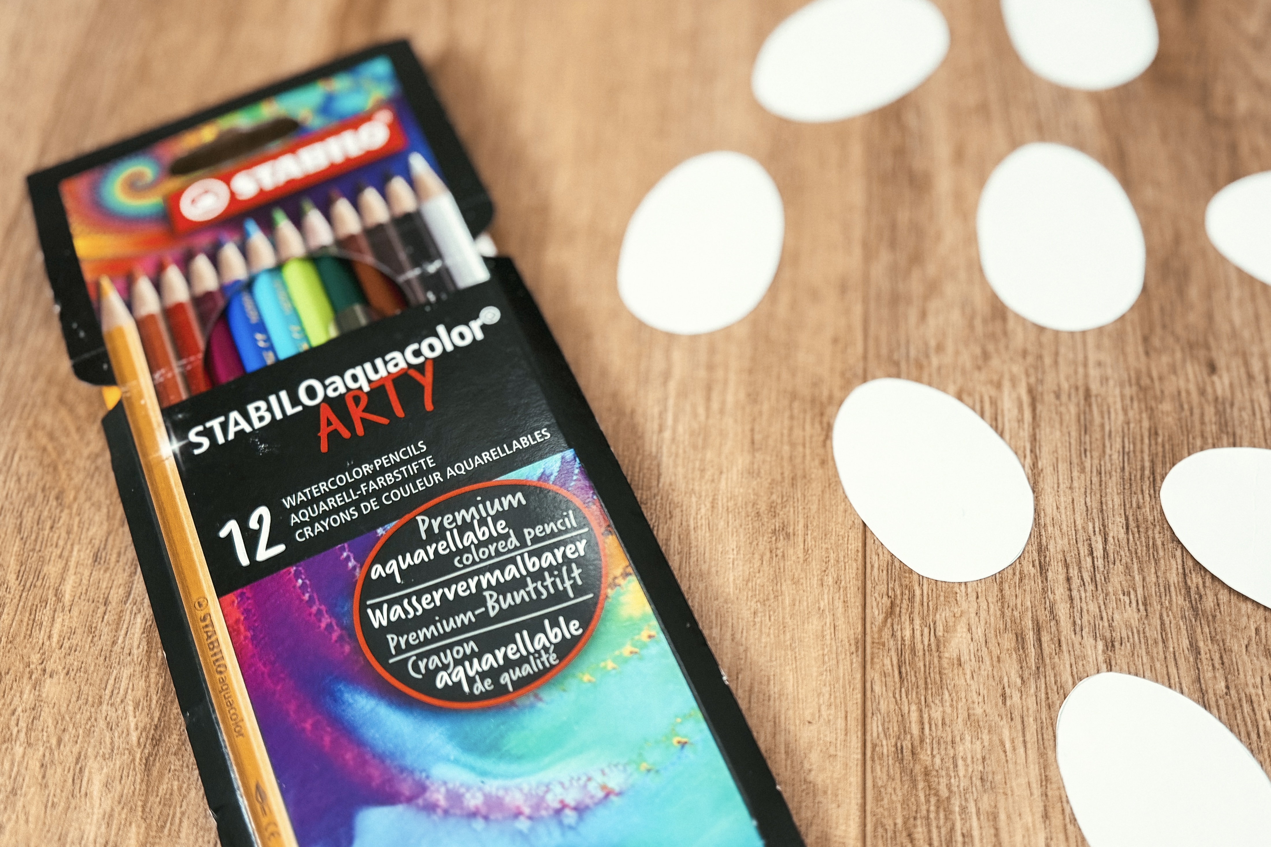 Papírová vajíčka připravená na kreslení akvarelovými pastelkami